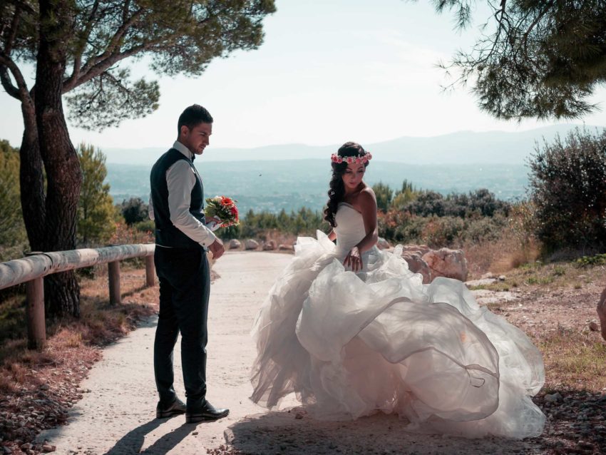 Shooting photo de mariage dans les collines de Marseille. Une séance photo atypique dans les collines de la chaîne de l'étoile. 