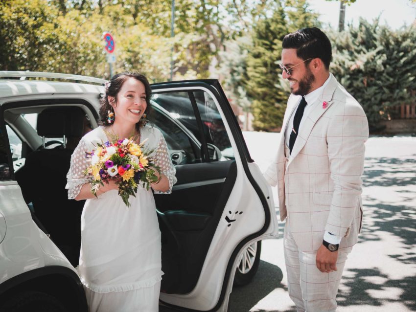 La sortie de la voiture, la mariée accueillie par son frère devant ses invités, amis et famille