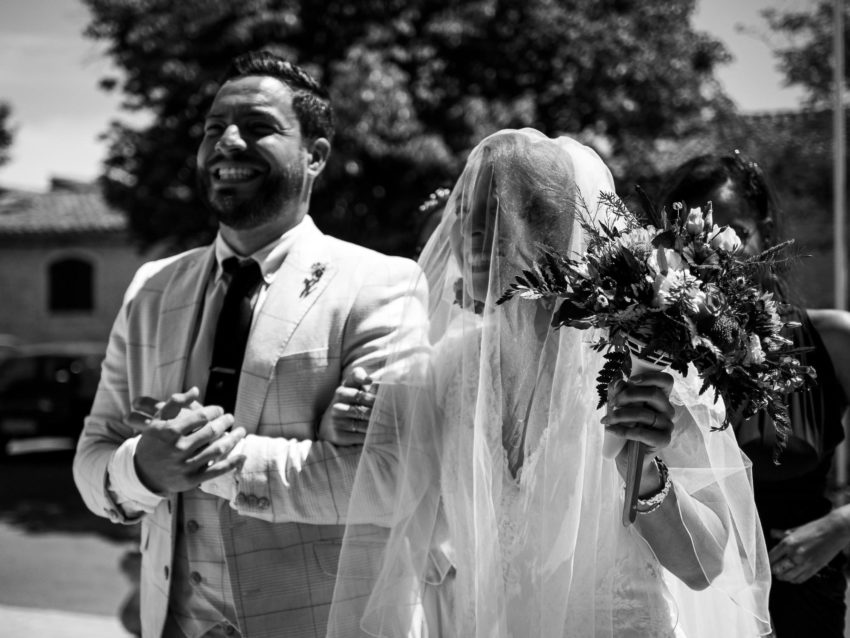 La mariée arrive au bras de son frère avant la cérémonie à l'église