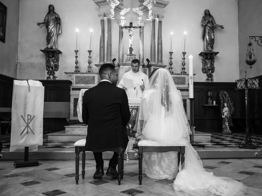 L'union des mariés à l'église, le joli voile de la marié.