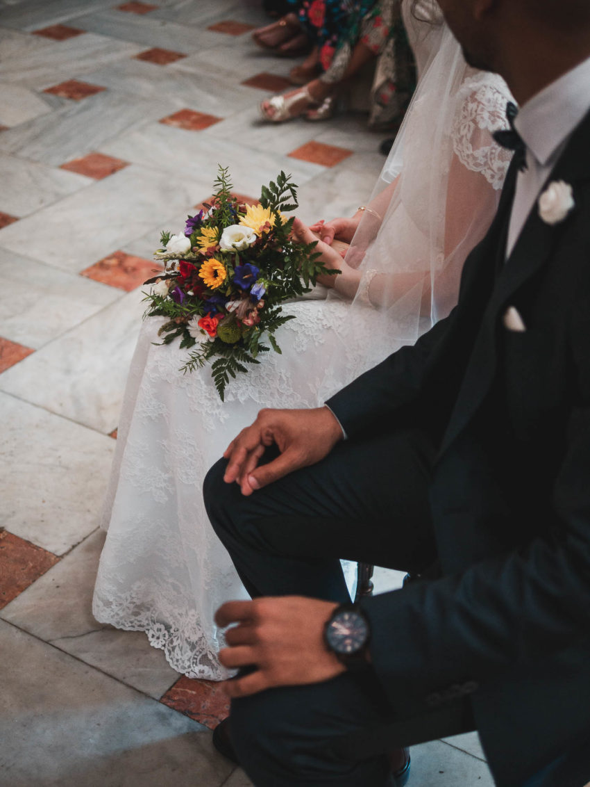 L'attente des mariés, la cérémonie religieuse, l'église, les gospels. Une magnifique union. Un joli bouquet de fleurs tout en couleur
