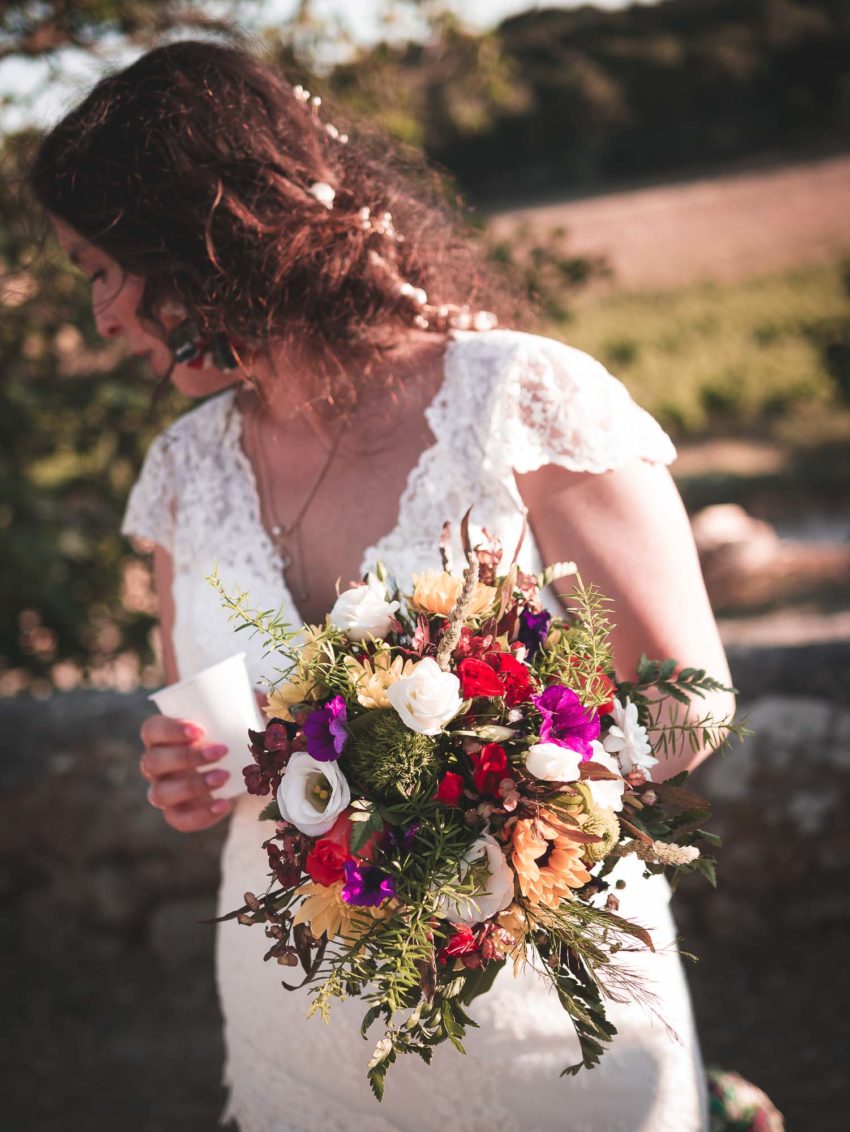 La mariée et son bouquet haut en couleur photographié