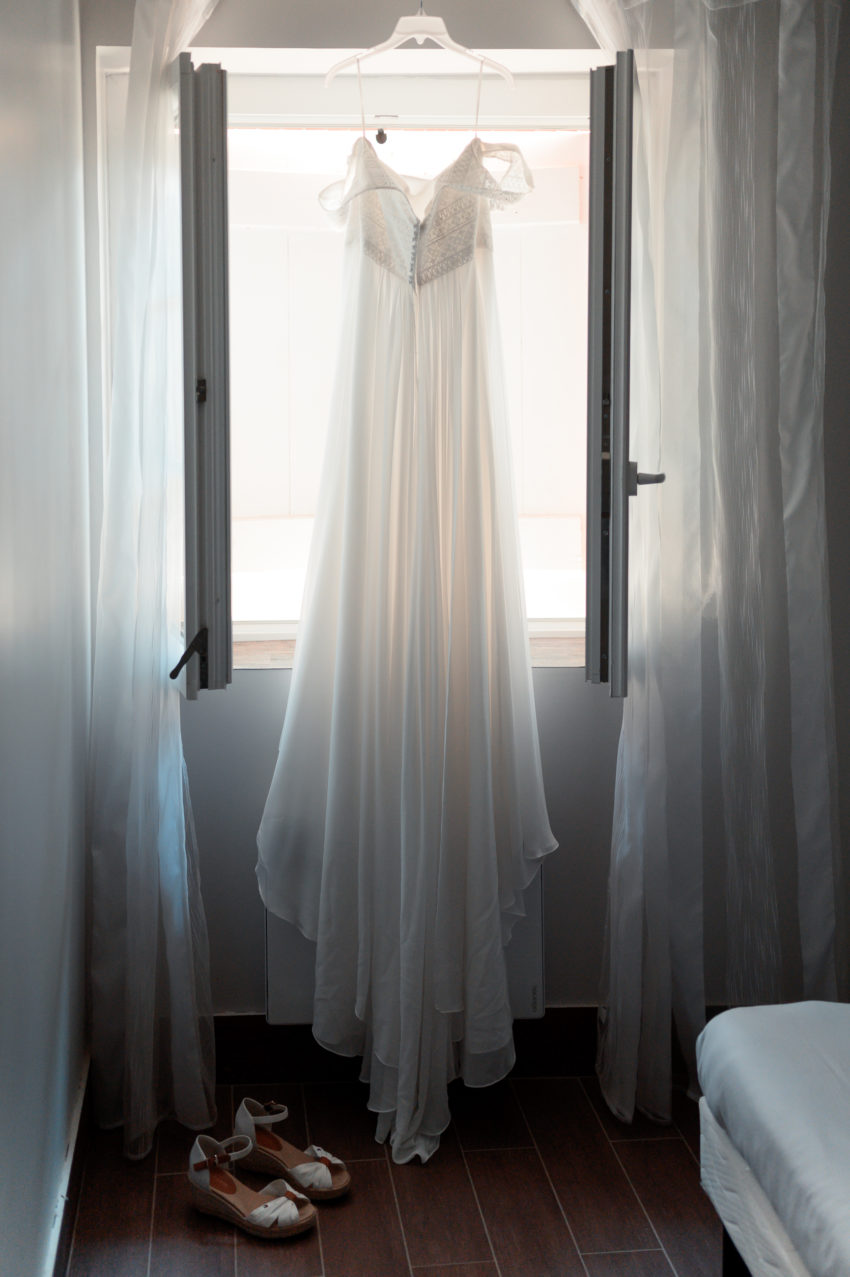 Le joli style champêtre de la mariée avec une robe pleine de charme et ses sandales ouvertes.