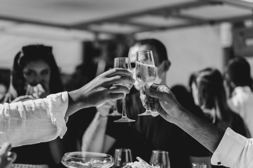Les invités trinquent à la santé des mariés pendant le vin d'honneur Des bulles de champagne !