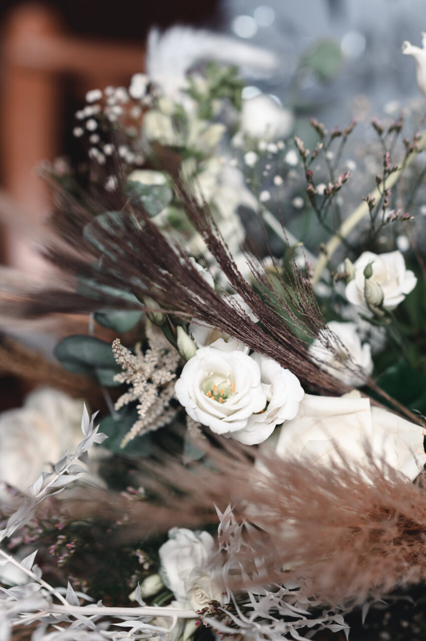 Les détails des fleurs du bouquet de mariage au domaine de Sulauze