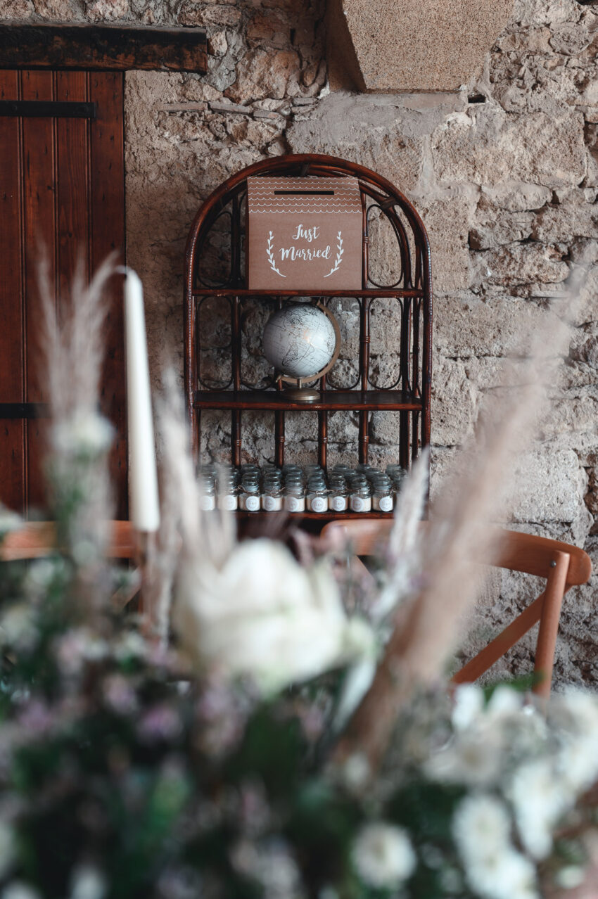 Fleurs et cadeaux d'invités, bougies, mariage en Provence