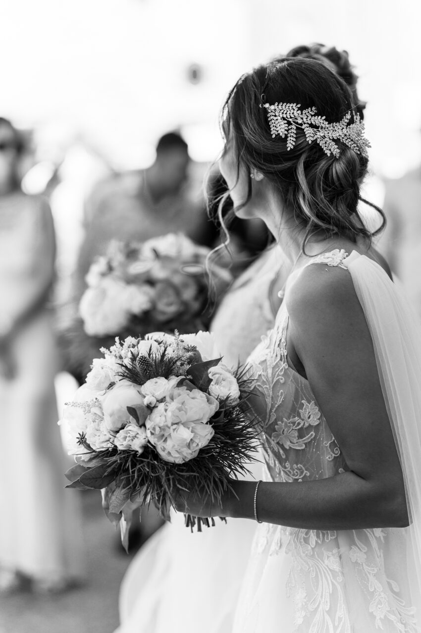 La mariée et son bouquet de fleurs, photo noir et blanc