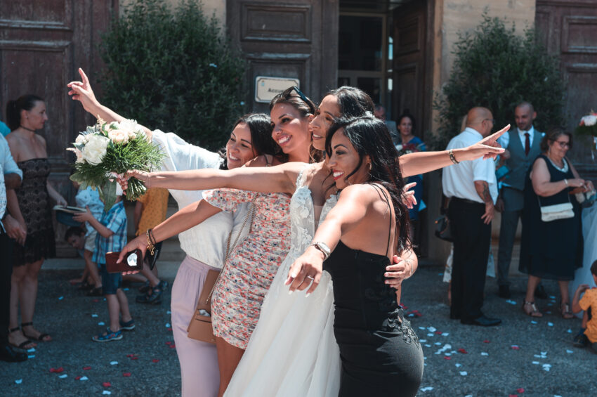 La mariée et ses invités qui posent en photo mariage en provence