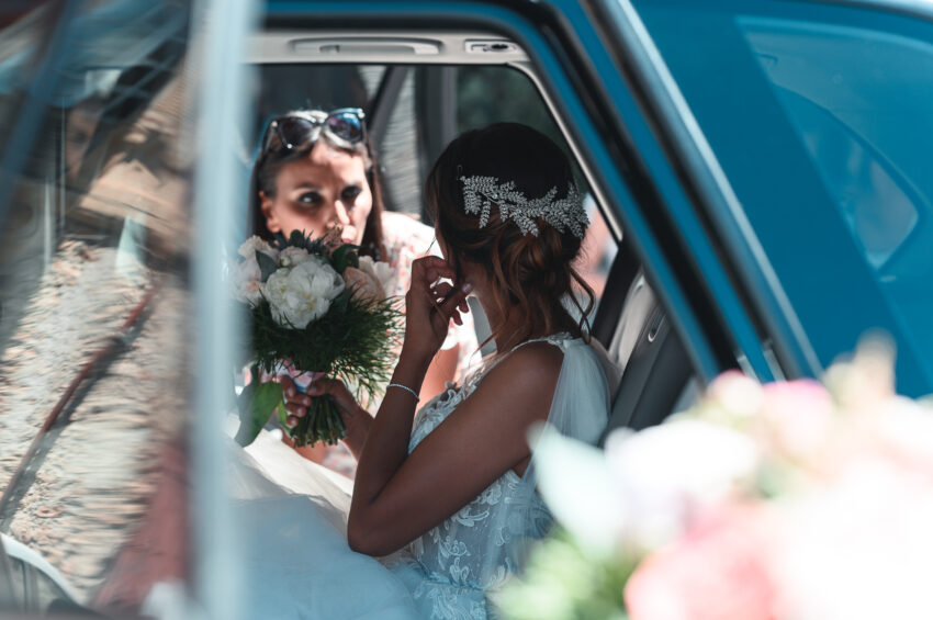 la mariée dans la voiture à la sortie de la mairie prise en photo