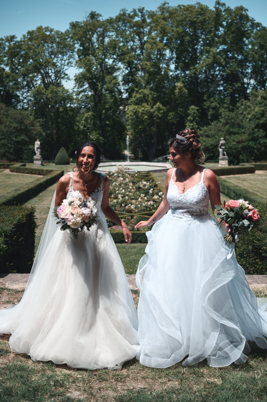 Les belles mariées au Jardin d'Albertas photographe Provence devant la fontaine