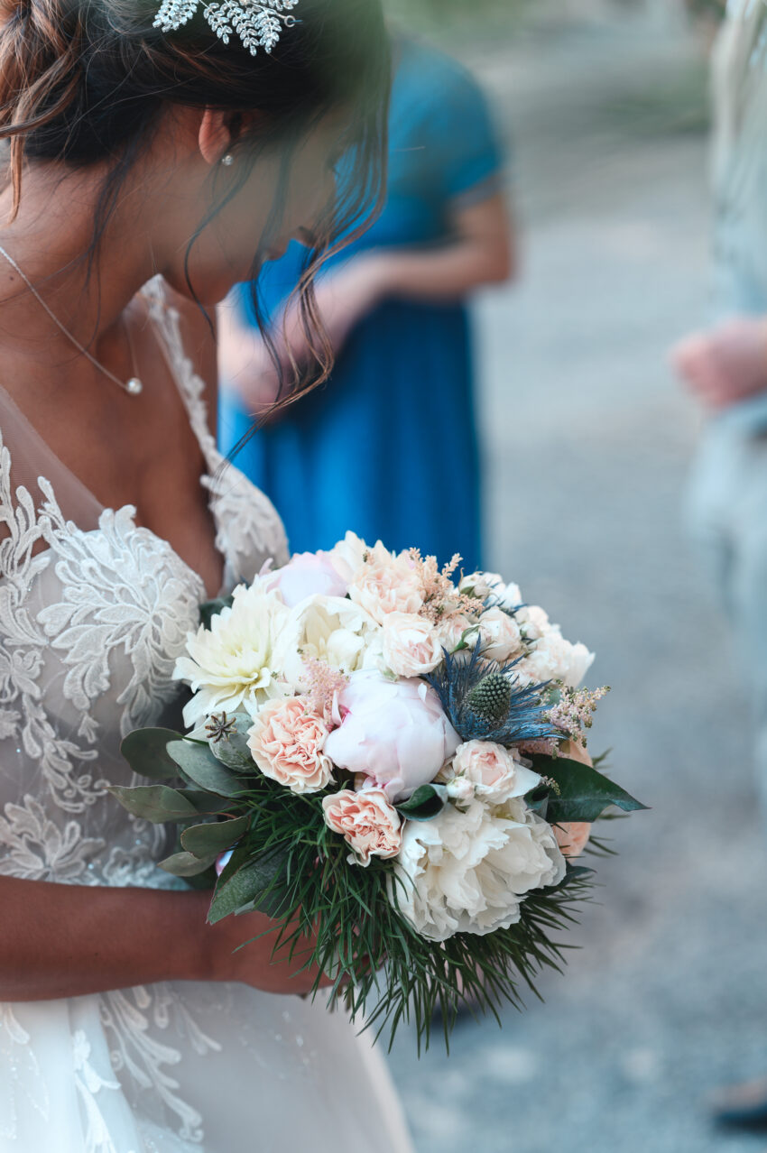Le bouquet de fleurs doux et naturel de la mariée