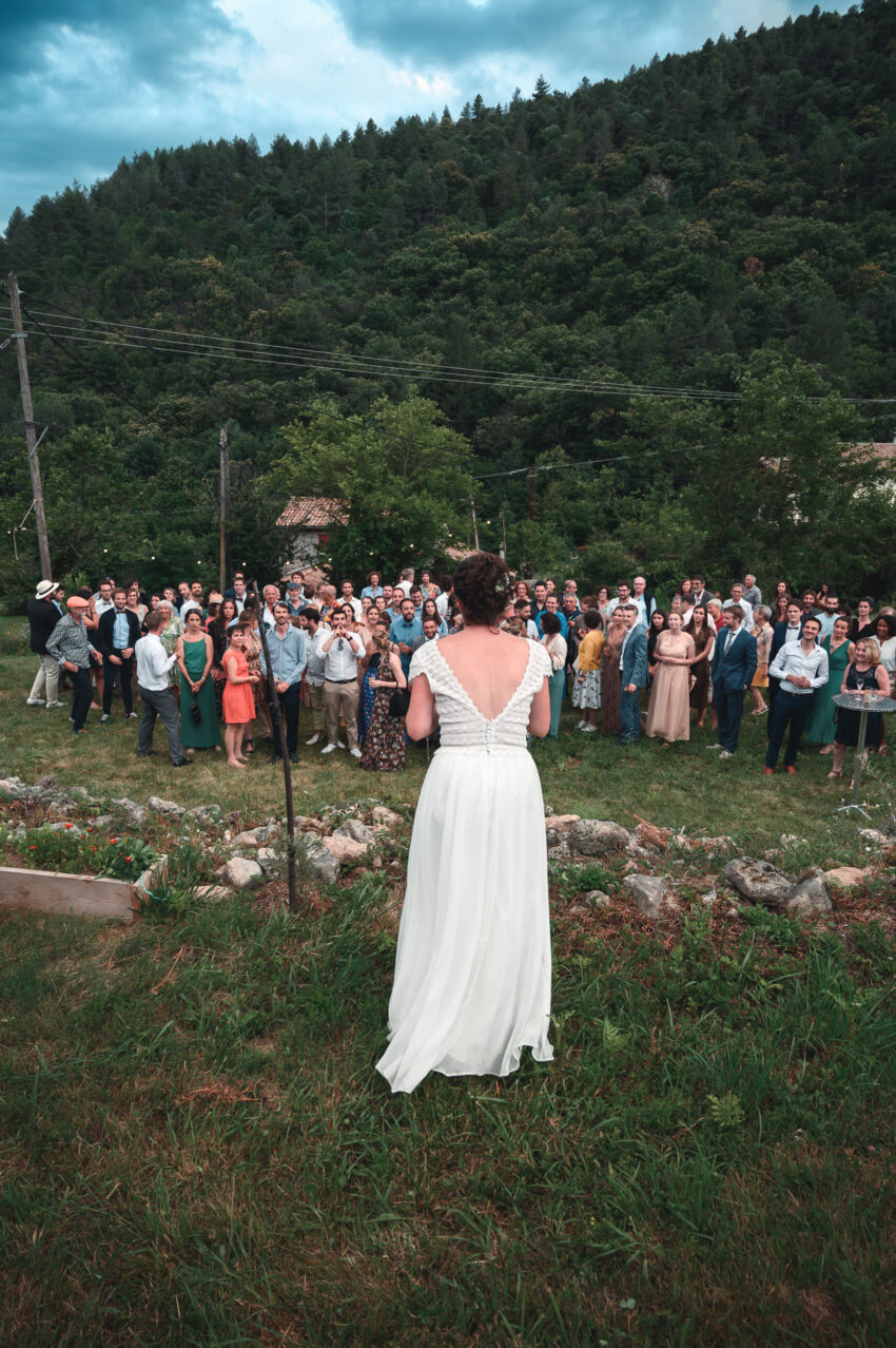 La mariée s'adresse à ses convives photographe mariage Provence