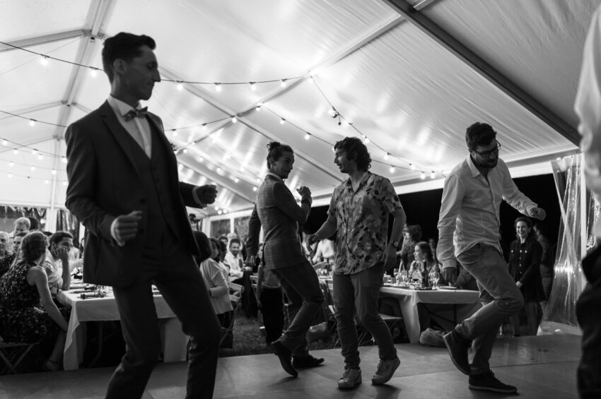 Le marié danse avec ses proches photographe de mariage