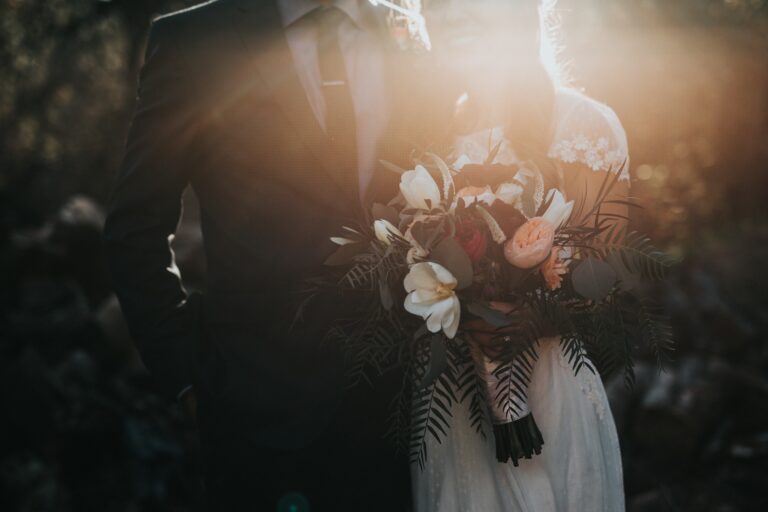 Des mariés photographiés dans un Style grunge, gros travail de lumière et traitement colorimétrique marqué